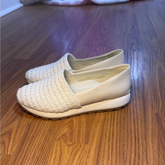 Bear Traps Shoes - NWOT Baretraps Gennie slip-on wedge sneakers natural crochet size 6